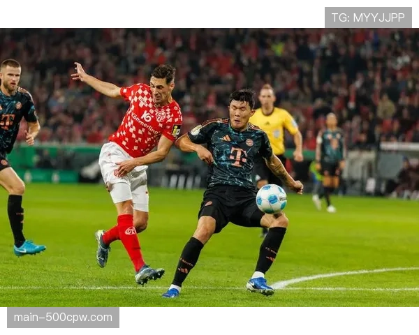 场边瞬间：美因茨教练因对一次越位判罚不满，与第四官员激烈交流